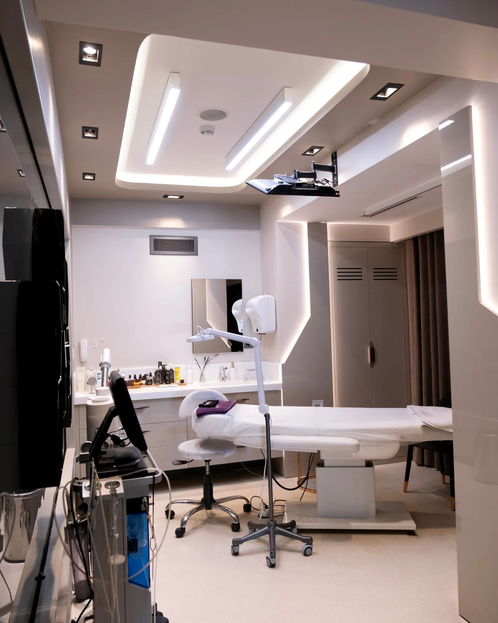 Modern, well-equipped treatment room