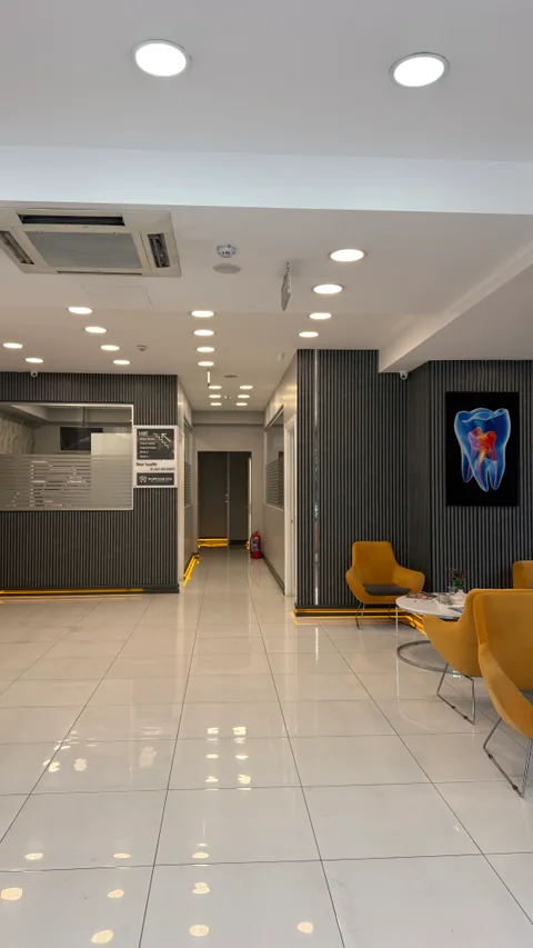 Popüler Dent · Clinic corridor